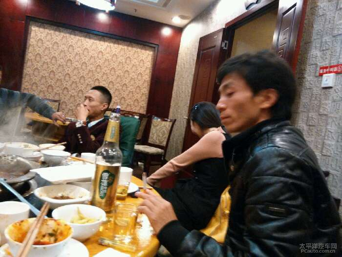 喝酒吃饭兄弟几个高兴
