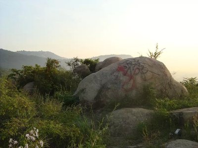 故有滕州八景之一,山自高峰向东北蜿蜒起伏数十里,象一条昂头而卧的