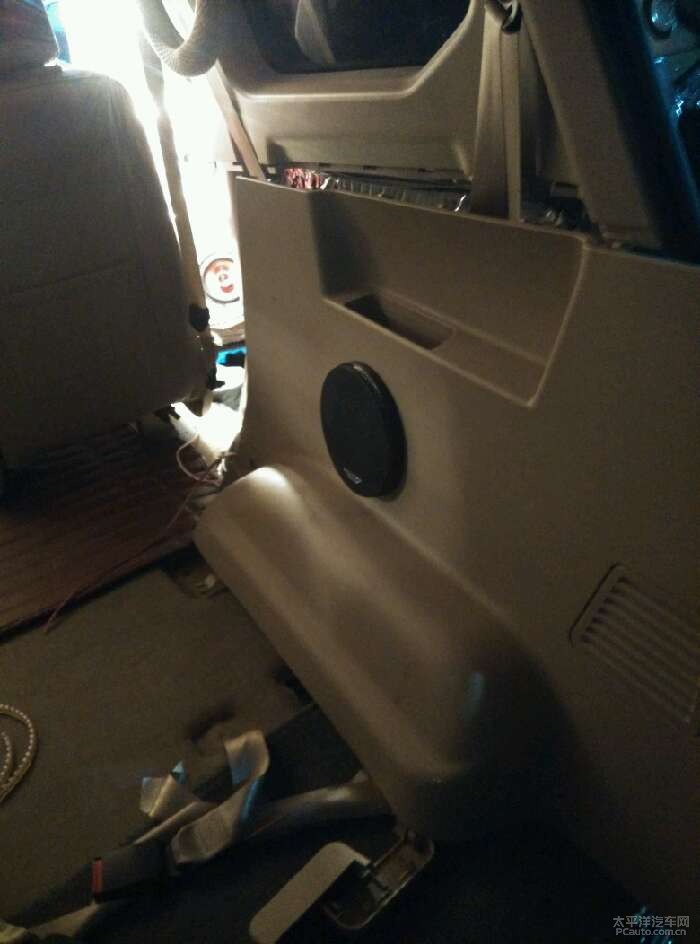 后面装的原车喇叭! 前门装的悍马喇叭! 拆开一看里面的隔高清图片
