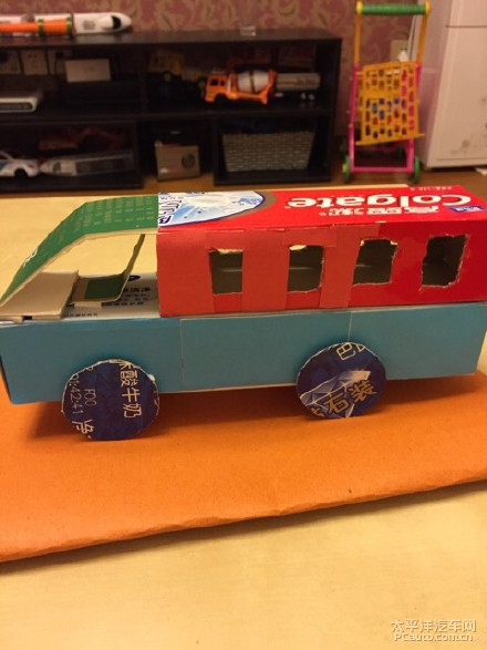 儿子幼儿园小汽车制作作业完成