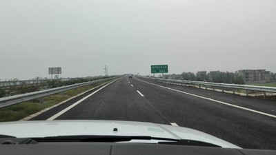 开车感受新通车的高速路