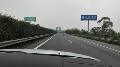 开车感受新通车的高速路