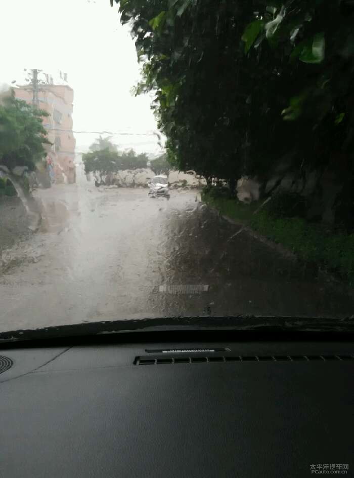 下大雨的图片