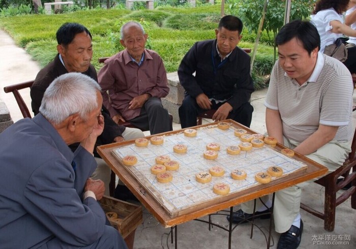 我们车友会的老王自告奋勇和老人们下棋啦.