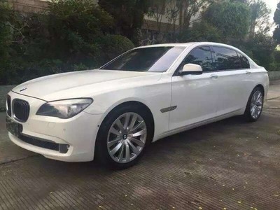 2011宝马750li 白色棕内 都说开奔驰坐宝马 快来一辆吧