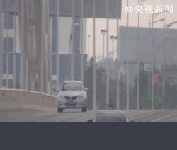 震惊GIF:女孩长发太a女孩遇害被撞飞15米重重小说女生舔图片