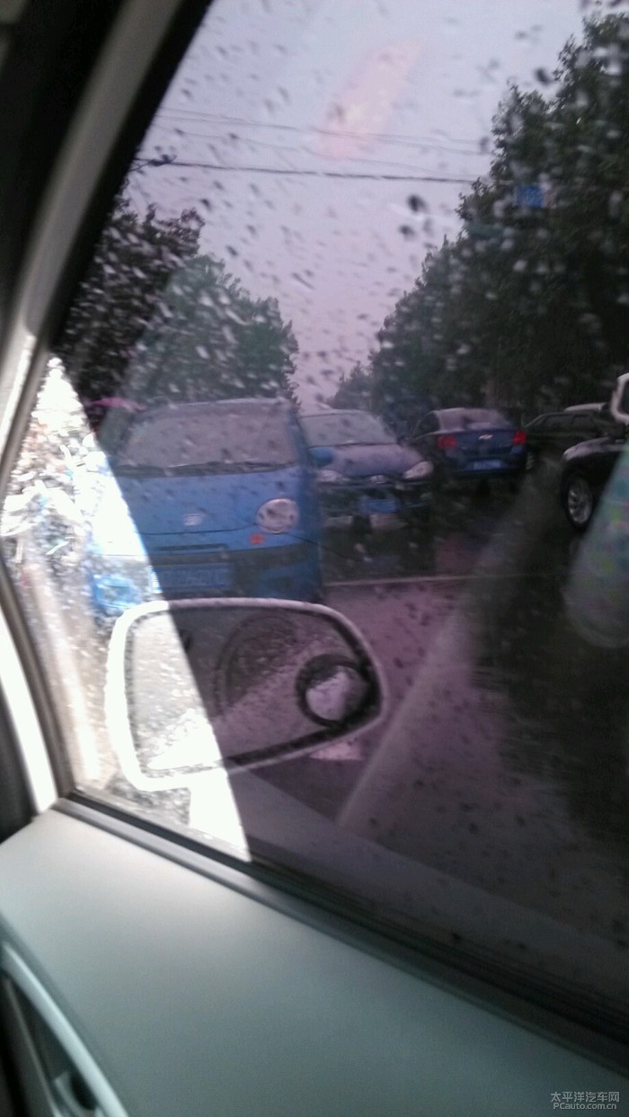 下雨堵车了