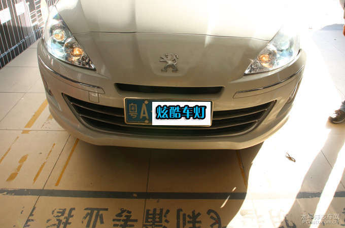 广州标致307炫酷车灯改灯 标致307大灯改装的改海拉五双光透镜氙气灯高清图片