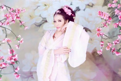 西施》李白 西施越溪女,出自苎萝山. 秀色掩今古,荷花