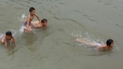 游泳进入农庄休息时,无意间看见一群农家小孩,在河中游泳,其时,乡下孩