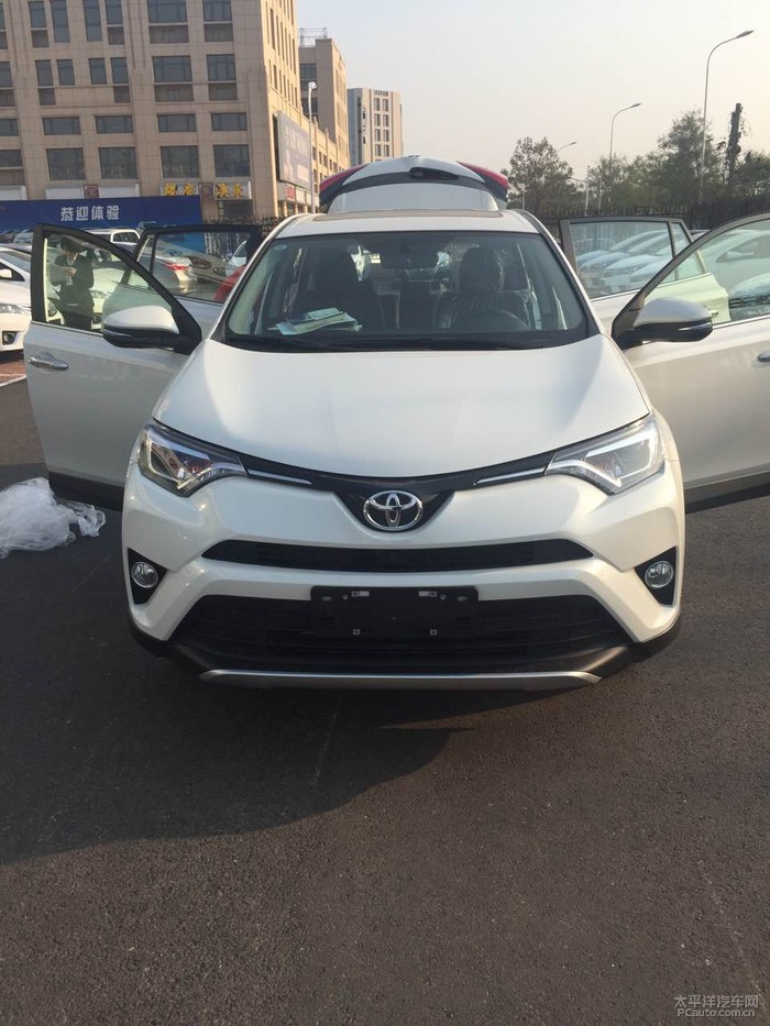 2016款丰田荣放rav4 2.0 两驱智尚版 珍珠白提车