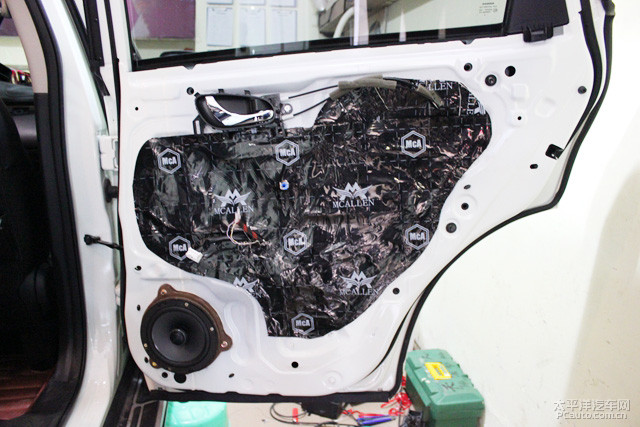 重庆汽车音响改装 奇骏惠威F1600 CF260 惠威V6低音炮 四门MCA隔音高清图片