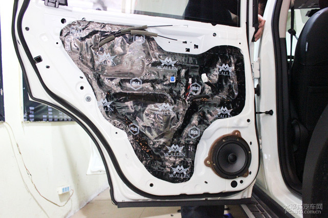 重庆汽车音响改装 奇骏惠威F1600 CF260 惠威V6低音炮 四门MCA隔音高清图片