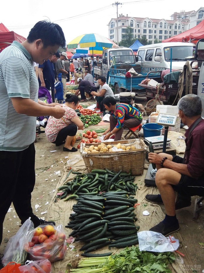 村民,把吃不完的蔬菜带到集市卖,他们带的不多,大多摆地摊,卖完就走