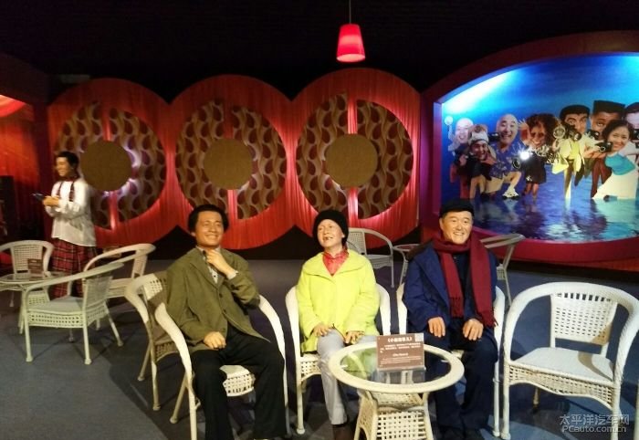 这边还有著名的小品《小崔说事》.