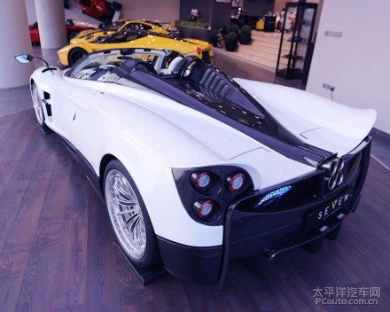 白色的敞篷帕加尼huayra roadster