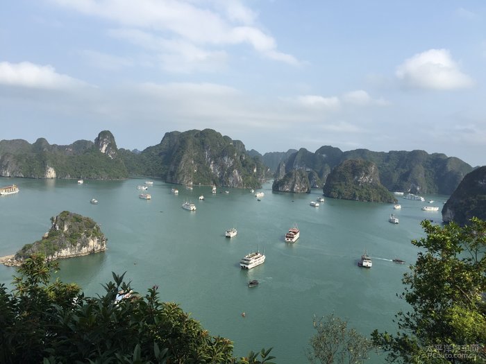 站在越南下龙湾天堂岛山顶,俯瞰下龙湾全景.