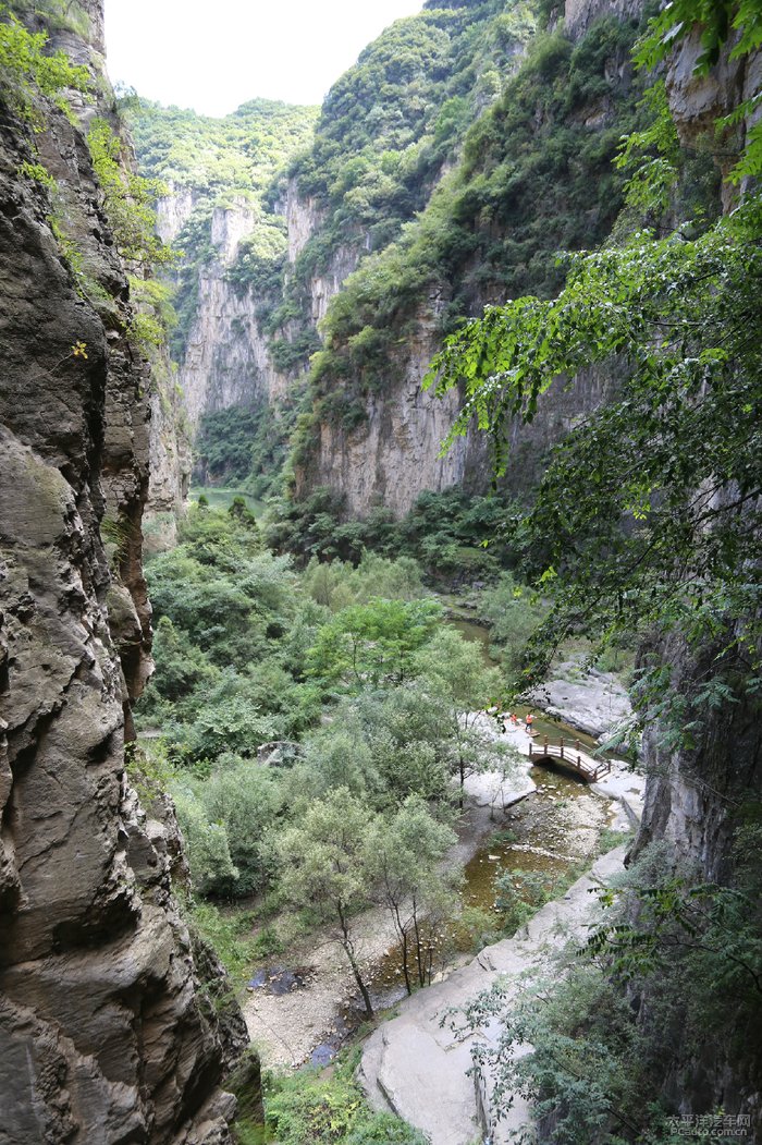 幽深的峡谷,两边悬崖耸立.谷底溪水潺潺,真是美景如画!