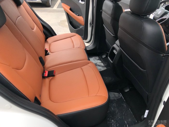颜色搭配挺有范的,橙色的皮座椅让车内显得比较有活力