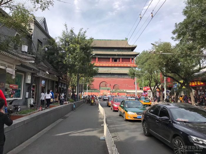 北京南北中轴线北端的一组古代建筑,位于北京东城区地安门外大街北端