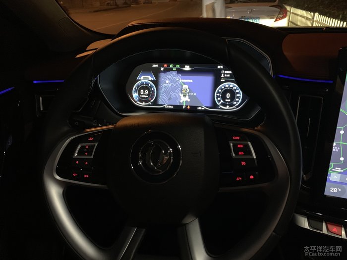 驾驶位拍摄,方向盘上的功能按键在夜晚同样瞩目,仪表盘的设计与传统
