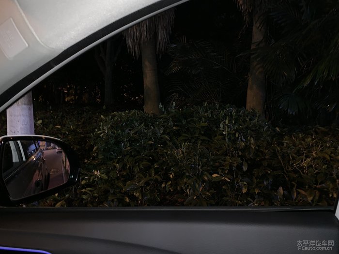副驾驶拍摄,路边的花草随风飘动,这个角度可以看到车的后视镜.