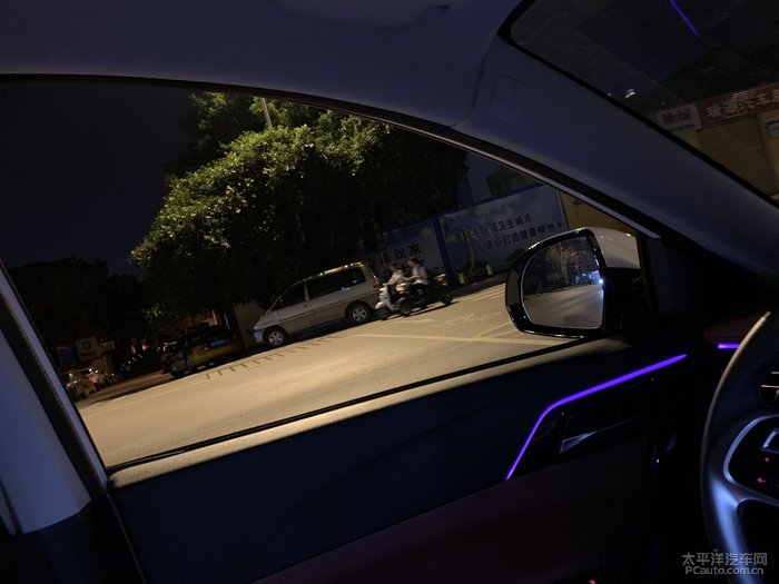 副驾驶拍摄,车内的荧光条挺好看的,驾驶位宽敞,很舒适.
