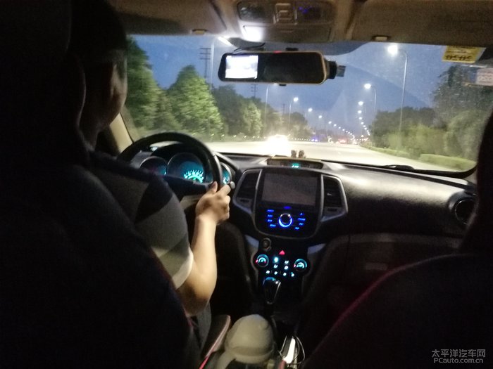 夜晚路灯下的美丽景色