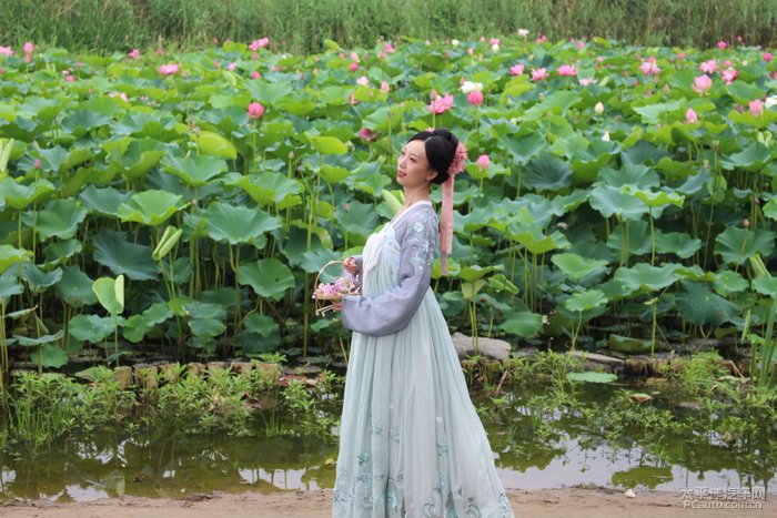 古装美女摆出了优美的造型