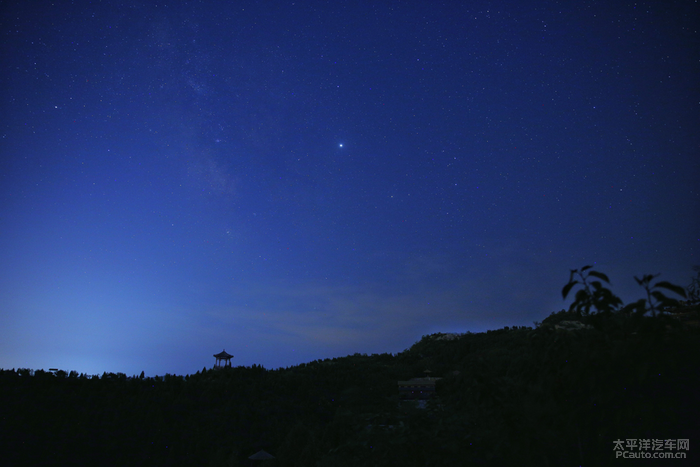 一切渐渐睡去,只有夜空中最亮的一颗星.