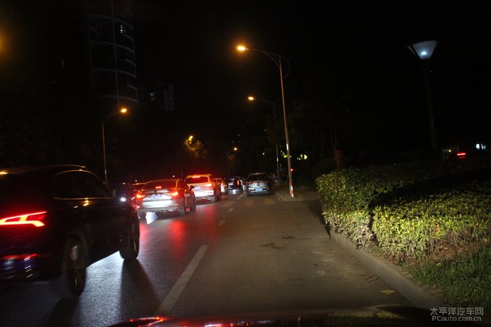 夜裏城市马路上的车辆依然川流不息,小白轻松应对城市马路,毫无压力