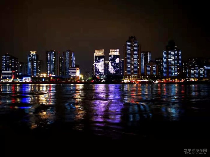 夜晚的温州,虽不及大上海,但在江水的映衬下,也别具风格.
