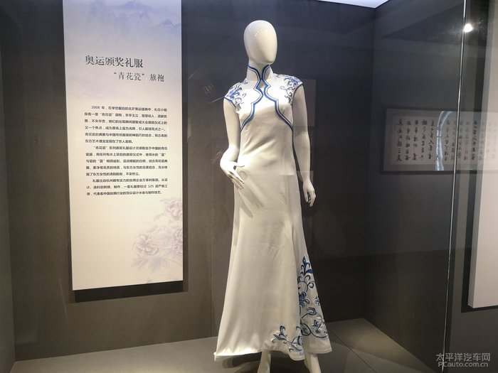 "青花瓷"旗袍----奥运颁奖礼服