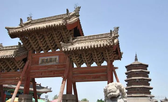 这座近千年的古建筑位於山西朔州应县县城内,来到应县的游客,绝大多数