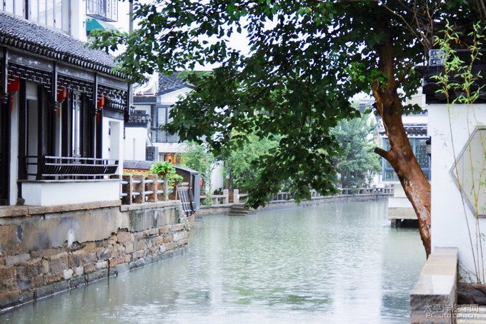 雨中漫步淋湿了的江南水乡