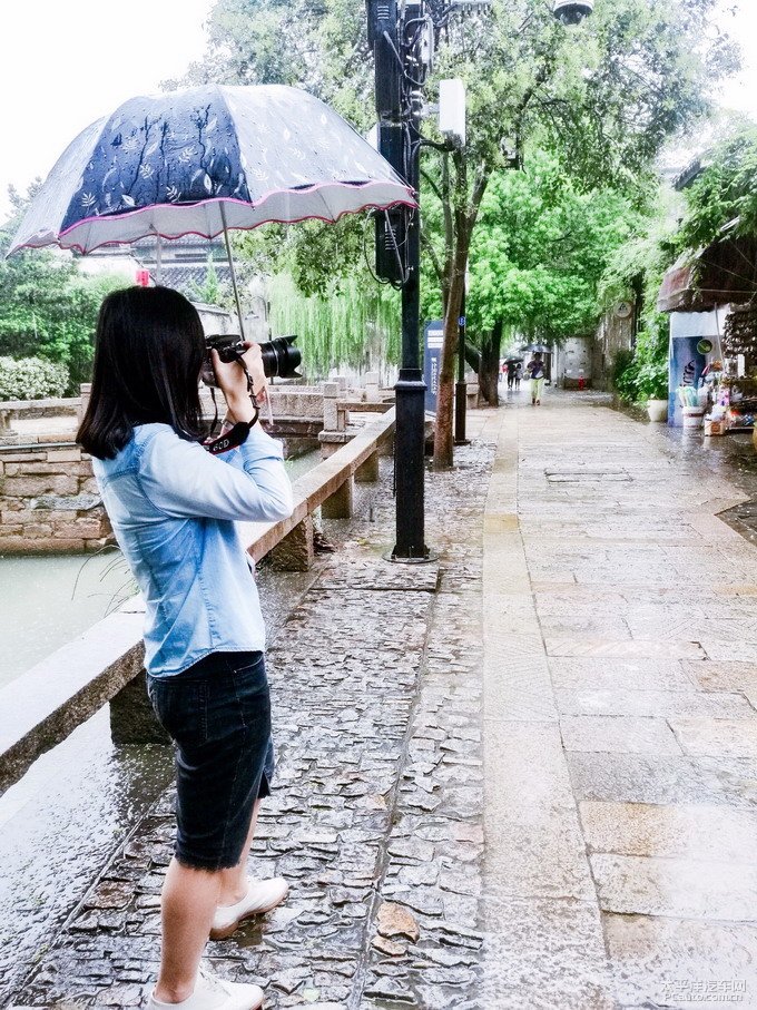 雨中漫步淋湿了的江南水乡