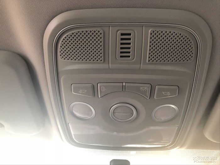 天窗和车内灯光控制区,按键一目了然,个人比较喜欢这种物理按键,简单
