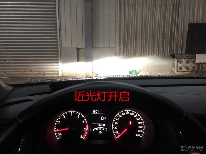 上车启动车辆,首先开启正常的近光灯灯光,因为是led的灯泡所以呈白色.