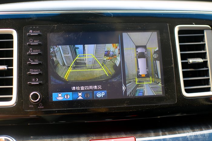 倒车影像系统带有倒车距离和轨迹显示,另外小窗还会显示360度全景影像
