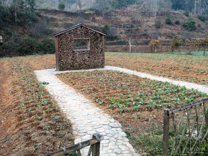 用木柴搭建的小房子式的田园小品.