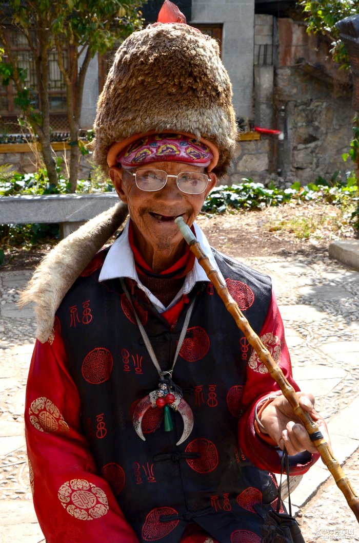 祥和的纳西族老人,头上戴的帽子不知有多重呢.