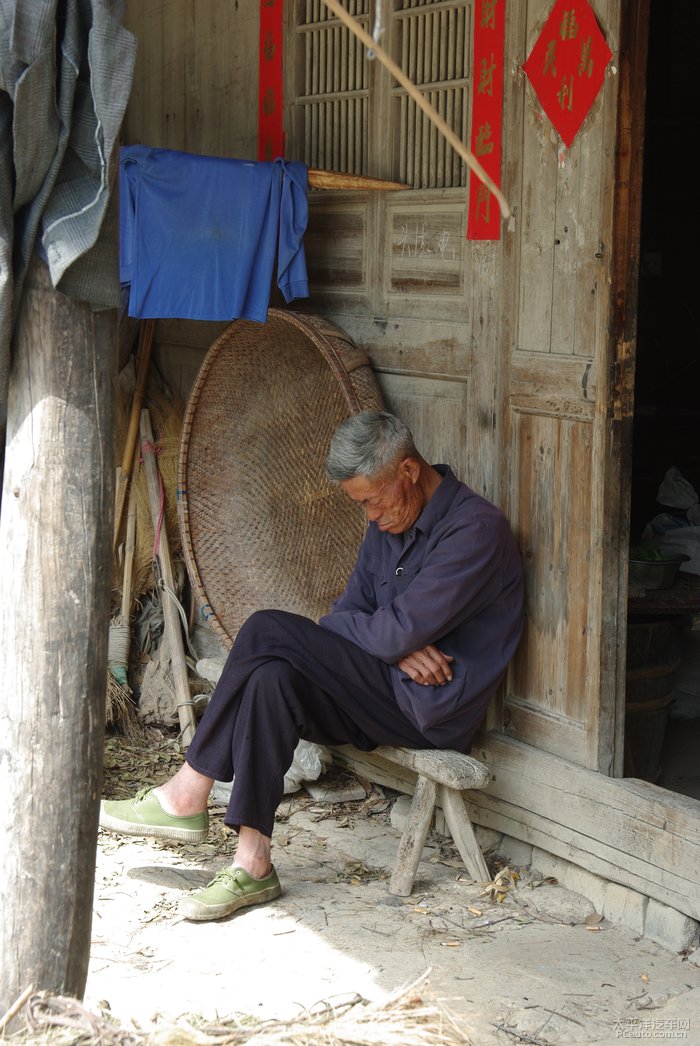 年轻人都已外出打工,只剩下几位孤独老人留守村子.