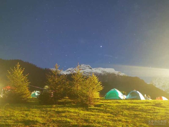 晚上和小伙伴躺在星空下,仰望星空,漫山遍野的萤火虫与星星相映成趣