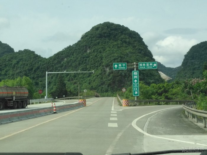 右转,沿汕昆高速走宜州方向.