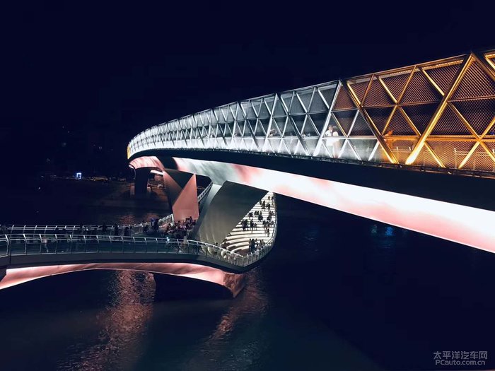 夜晚打卡成都网红桥