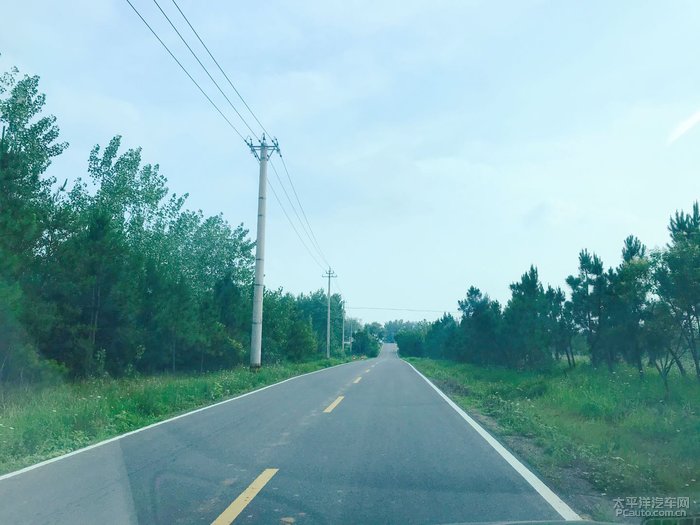 风景区上的马路,即宽阔又平坦,那句话说得对,要想富先修路