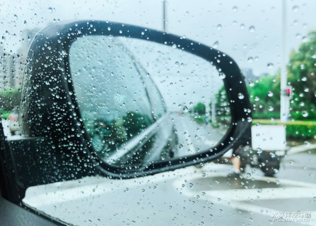 雨点撒落在反光镜上,别有一番风景