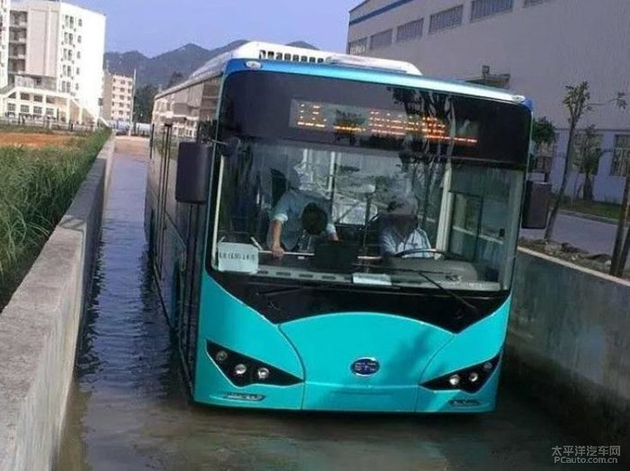 多地暴雨洪水比亚迪公交车乘风破浪保通行
