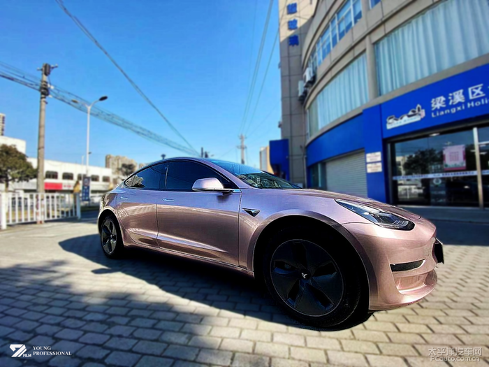 特斯拉model3改色冰莓粉案例实拍