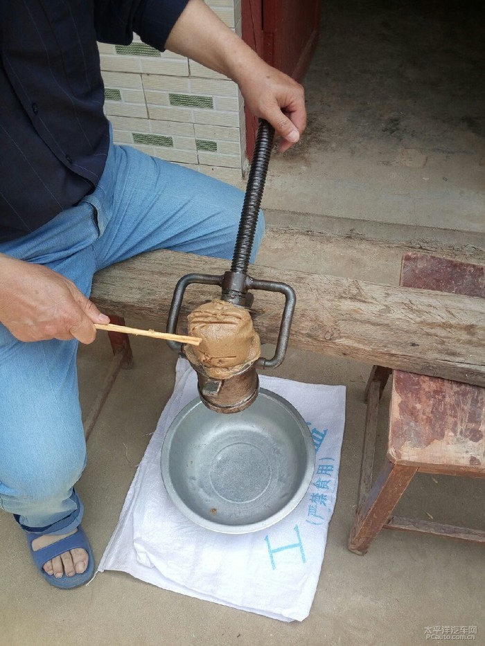 然后将面团放进饸络机.